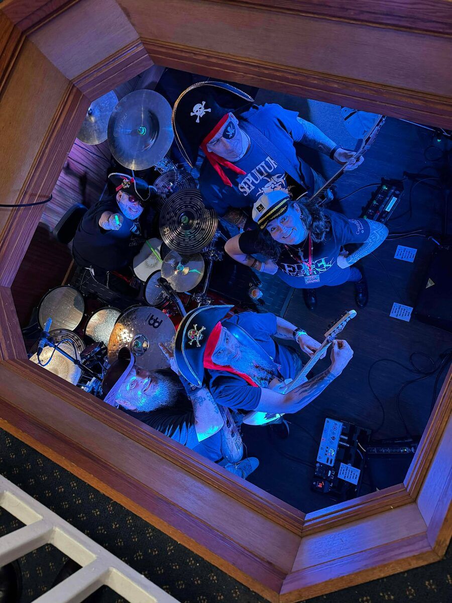 Ron Dickum performing