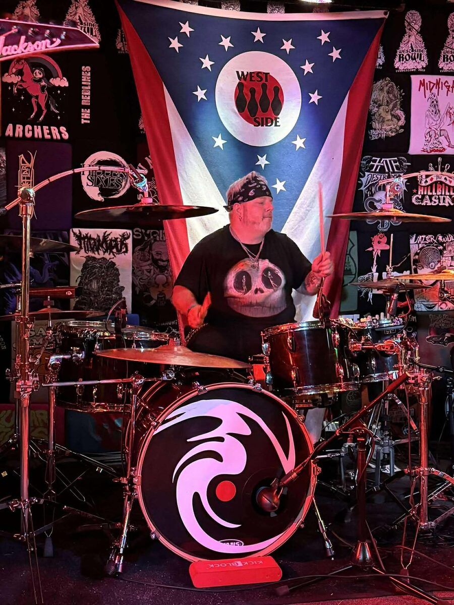 Ron Dickum performing