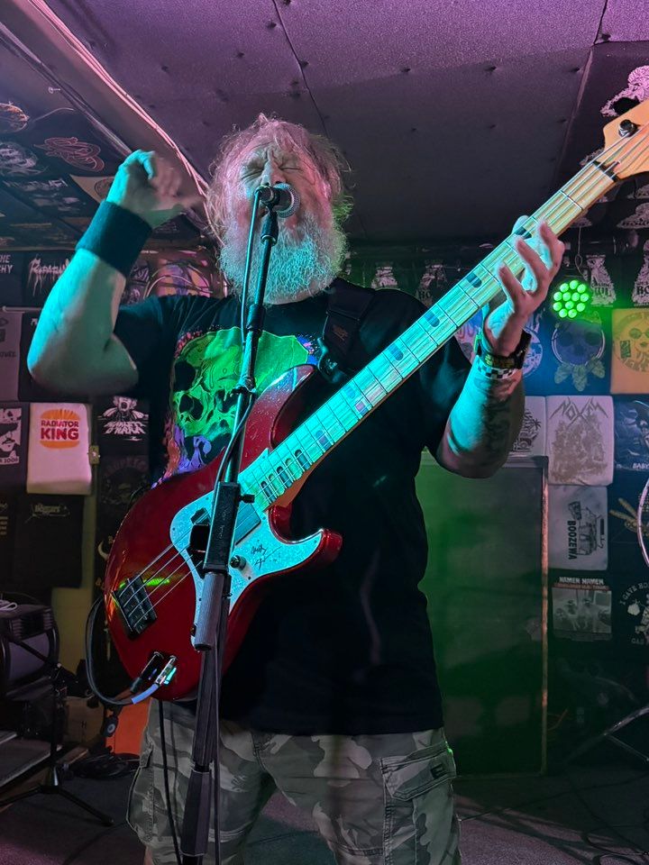 Stan Cartright performing live