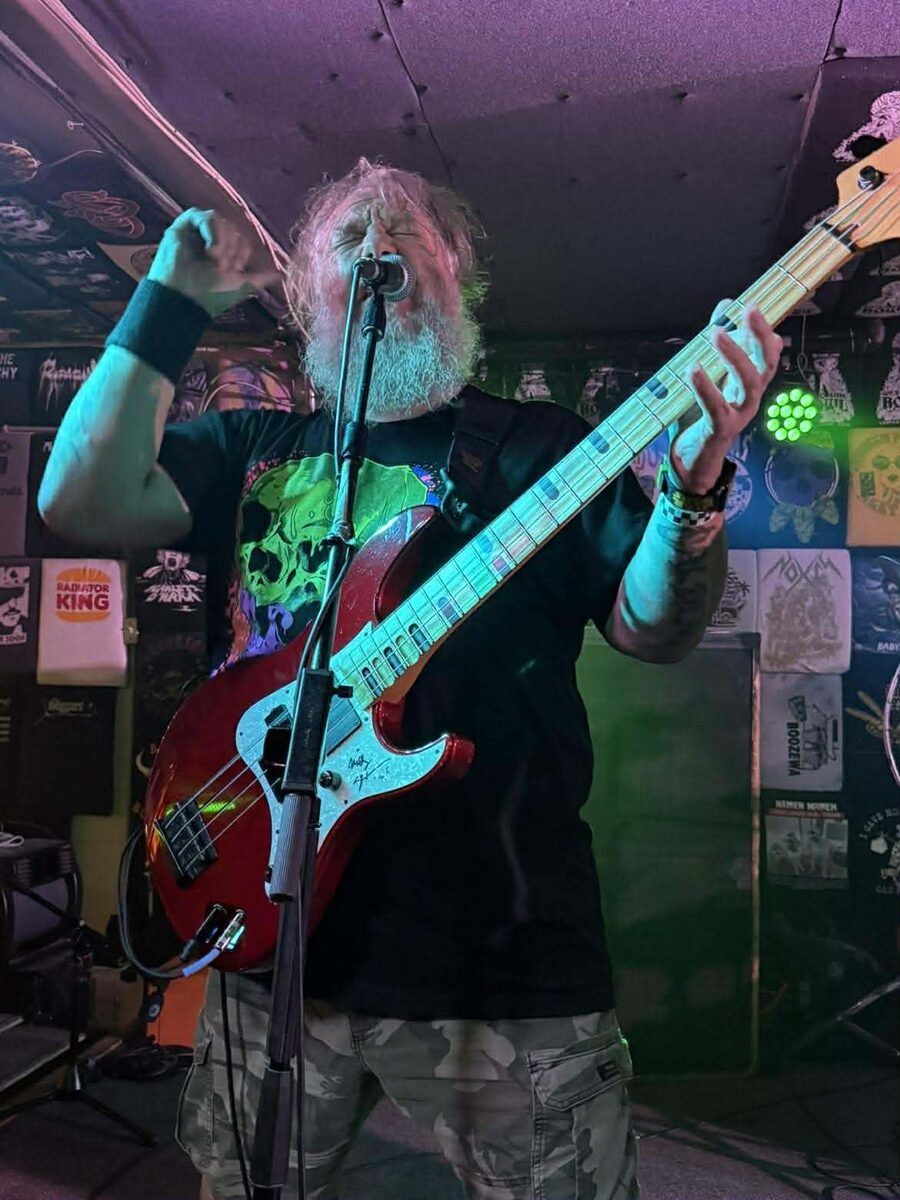 Stan Cartright performing live